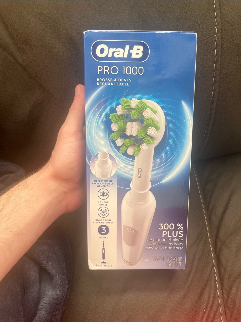 Oral-B Pro 1000 Rechargeable Toothbrush - White - Picture 3 of 6